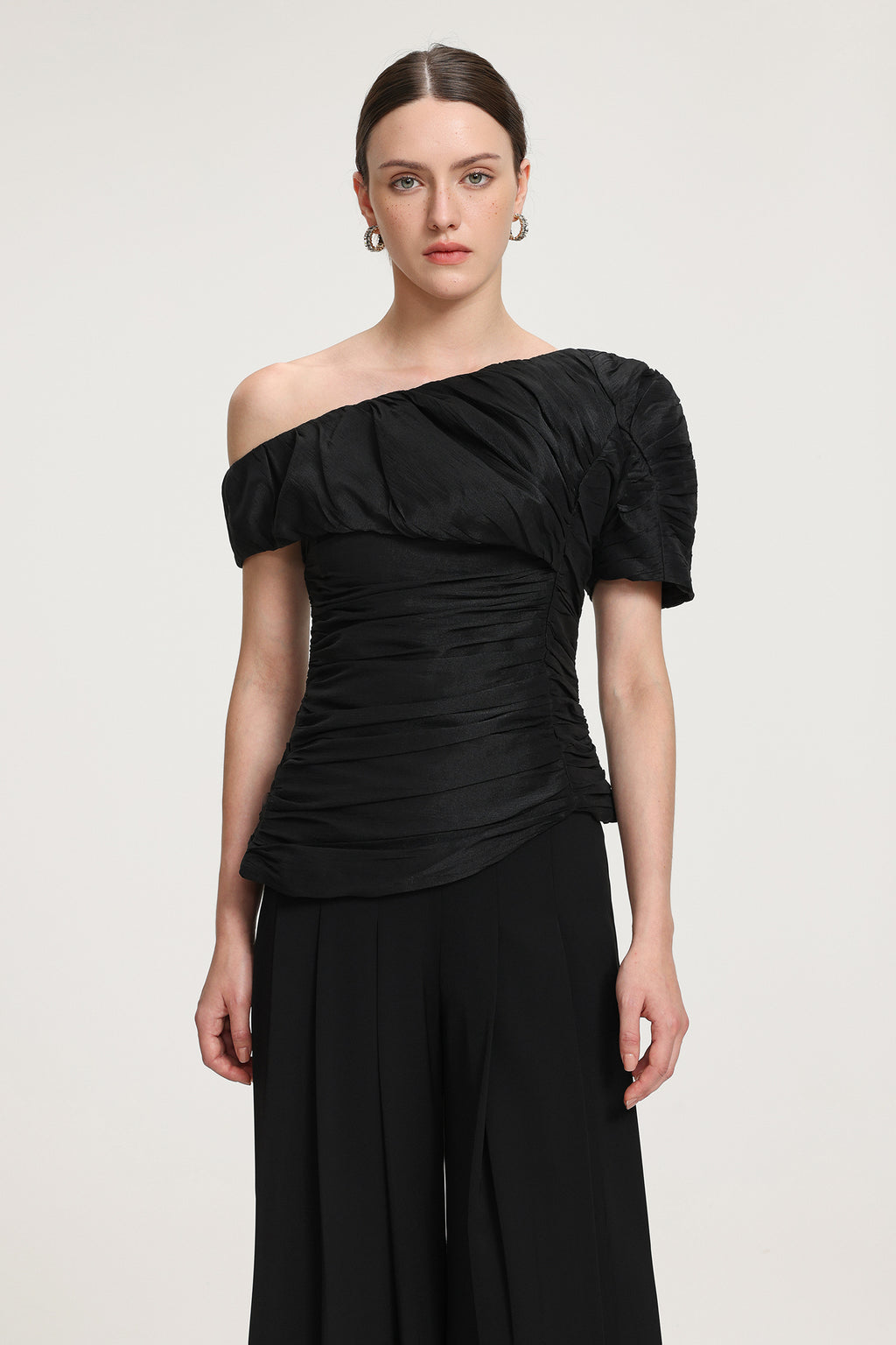 Top: Ruched One - Shoulder Taffeta Top£»Pants: Pleated Wide-Leg Trousers	
