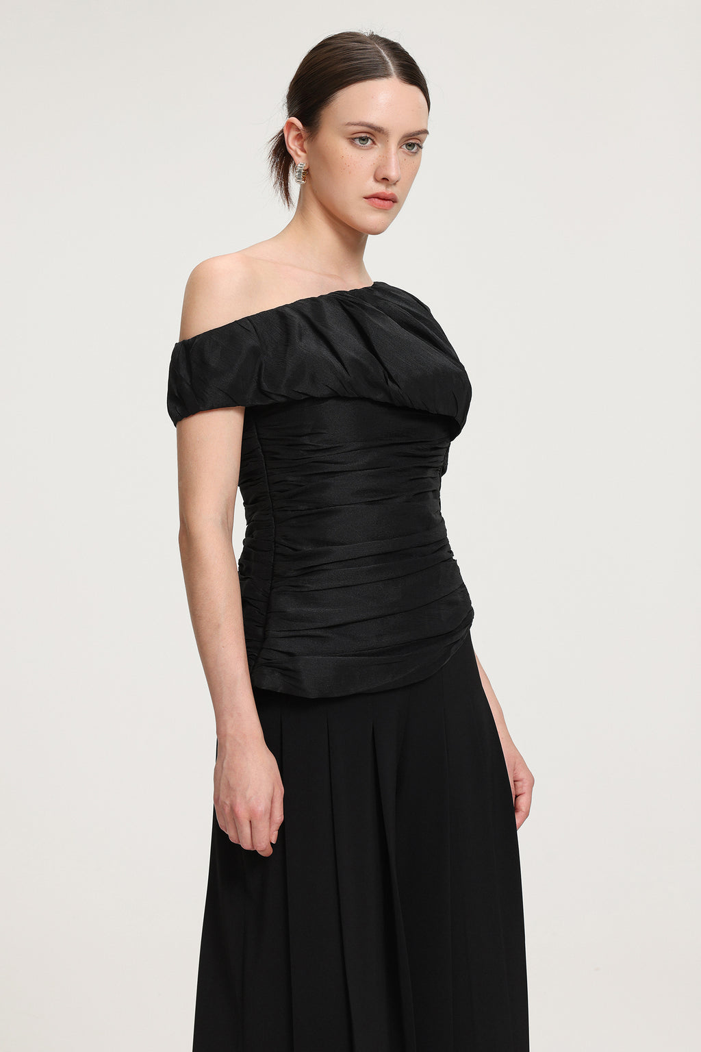 Top: Ruched One - Shoulder Taffeta Top£»Pants: Pleated Wide-Leg Trousers	